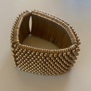 Stretchable gold bracelet
